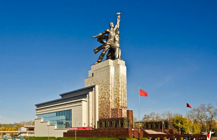 Памятник Рабочий и Колхозница с музейно-выставочным павильоном после реставрации