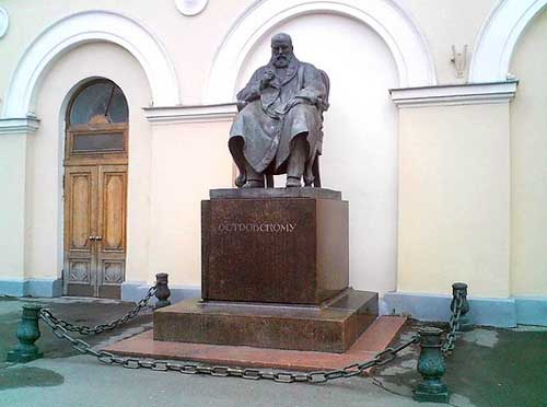 Памятник Островскому перед зданием Малого театра в Москве