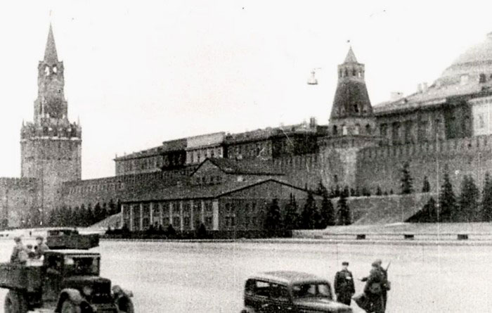 Фальшивые маскировочные фасады Мавзолея Ленина в 1941 году