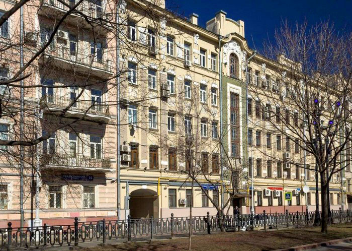 Первый лифт в Москве был установлен в доме на Рождественском бульваре, 17