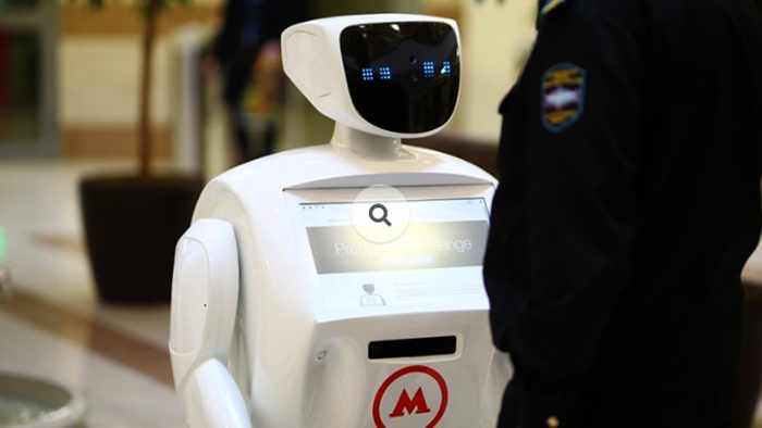 Робот-помощник Метроша общается с сотрудником метро