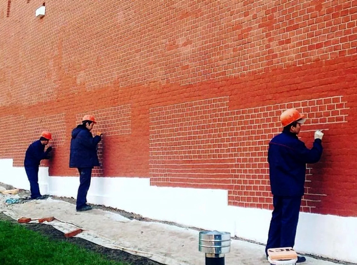 Покраска стен Кремля "под кирпич"