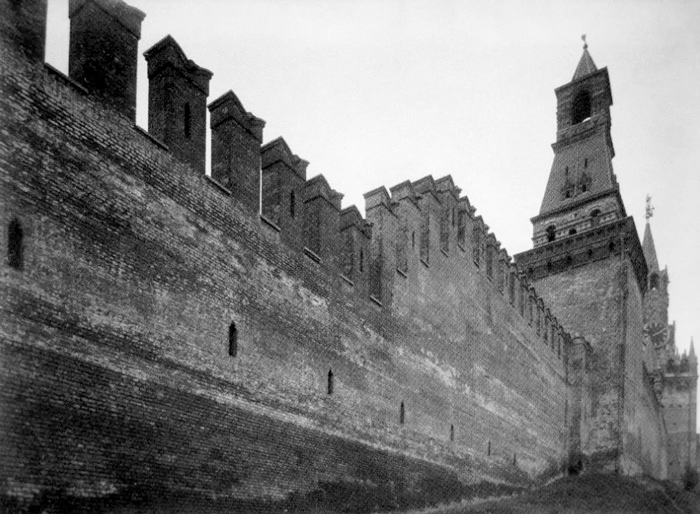 Кремлевские стены со следами побелки на старом фото