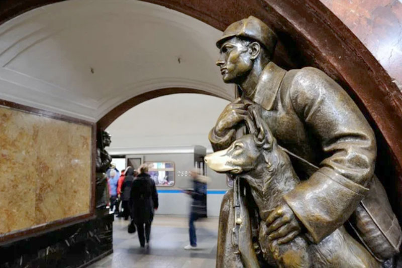 Пограничник с собакой на станции метро "Площадь революции" в Москве