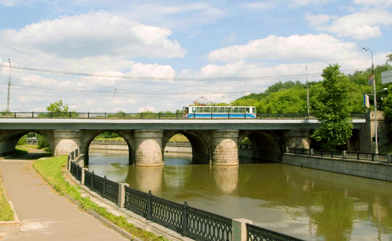 Лефортовский мост в Москве