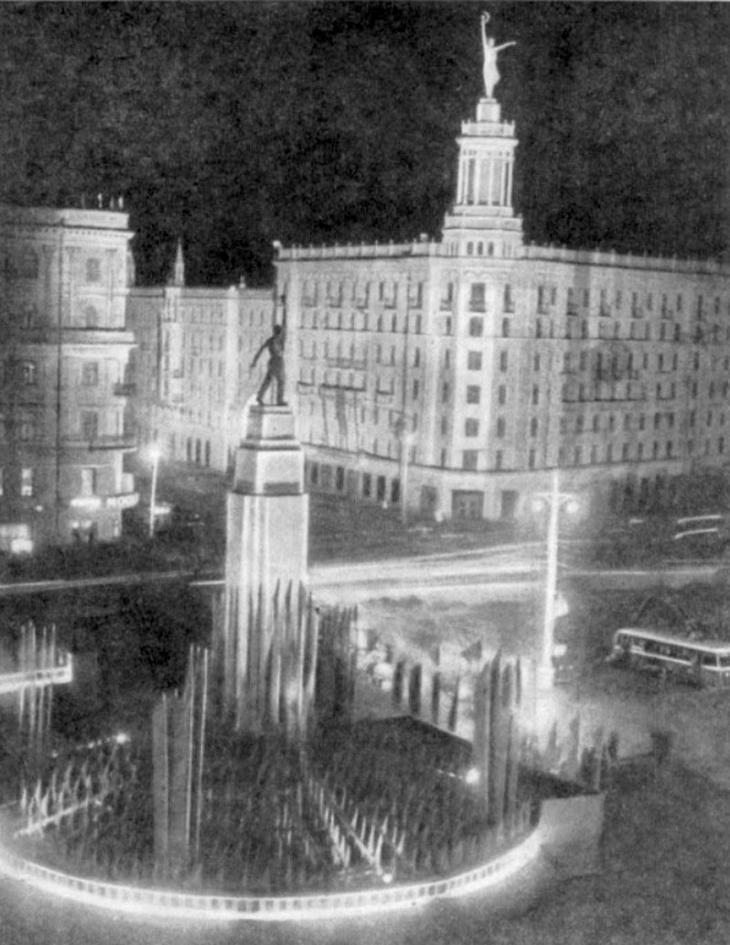 Копия скульптуры Рабочий со звездой на Пушкинской площади