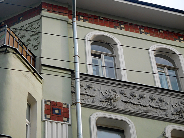 Большая Молчановка, 15 - лента из красноватой керамики по фасаду