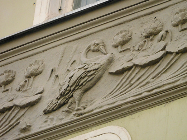 Большая Молчановка, 15 - рельефное панно с изображением гусей на болоте