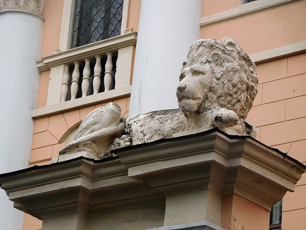 Ермолаевский переулок, 9 - Дом со львами