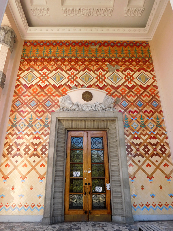 Павильон 4 на ВДНХ: главный вход декорированный мозаикой