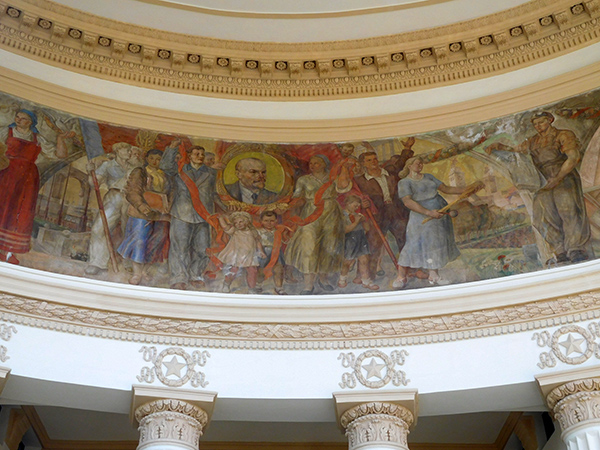 Павильон 71 на ВДНХ: фреска "Народы России построили социализм"