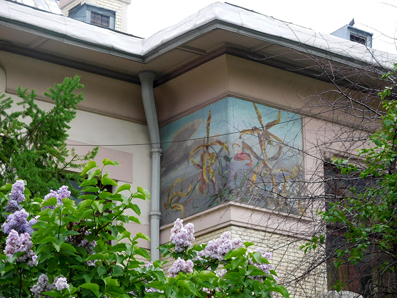 Мозаичное панно из ирисов на доме Рябушинского в Москве