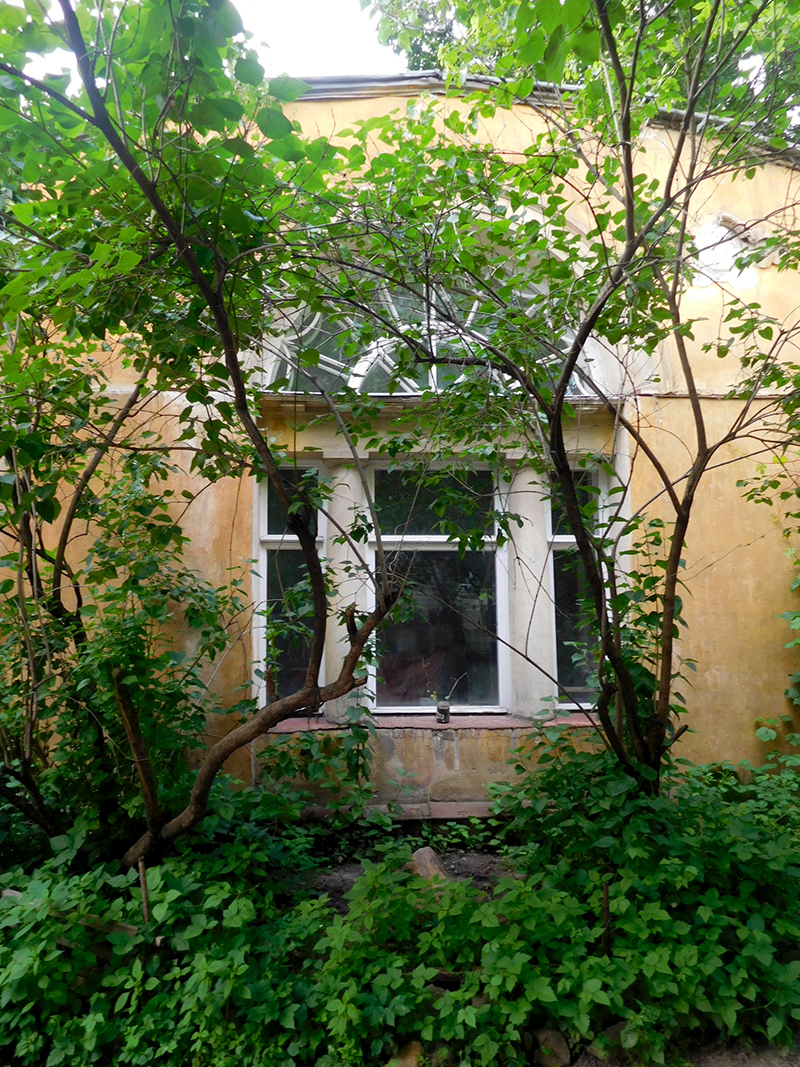 Полукруглое окно в угловой части дома со стороны Еропкинского переулка, 12