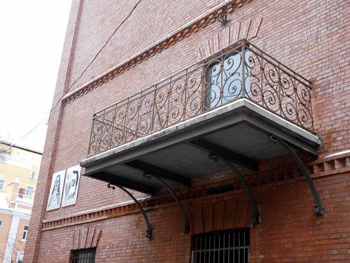Торец здания с балконом в Милютинском переулке, дом 7а