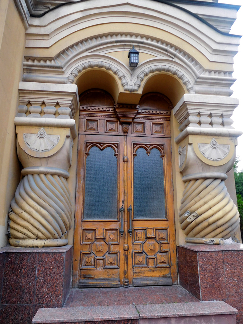 Крыльцо бывшего дома Сергиевского приюта на Остоженке
