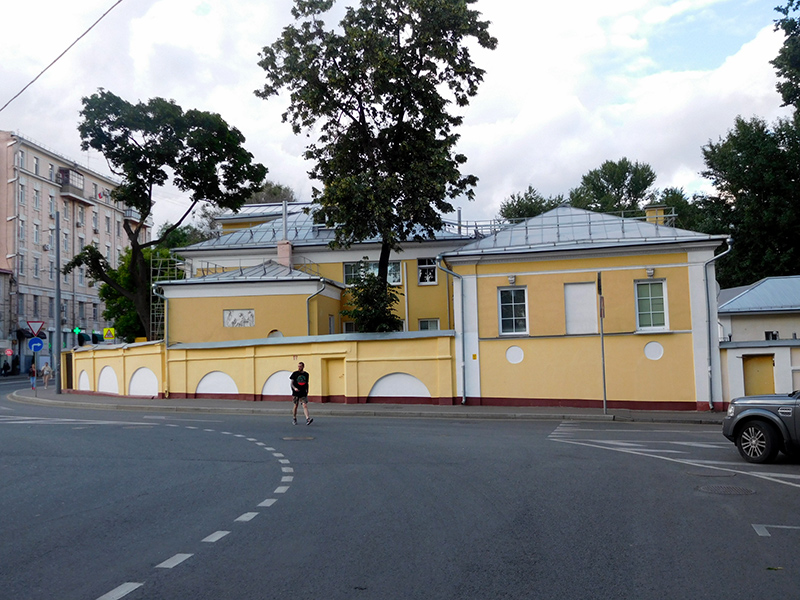 Вид на дом по улице Остоженке, д.51 в городе Москве с правого торца