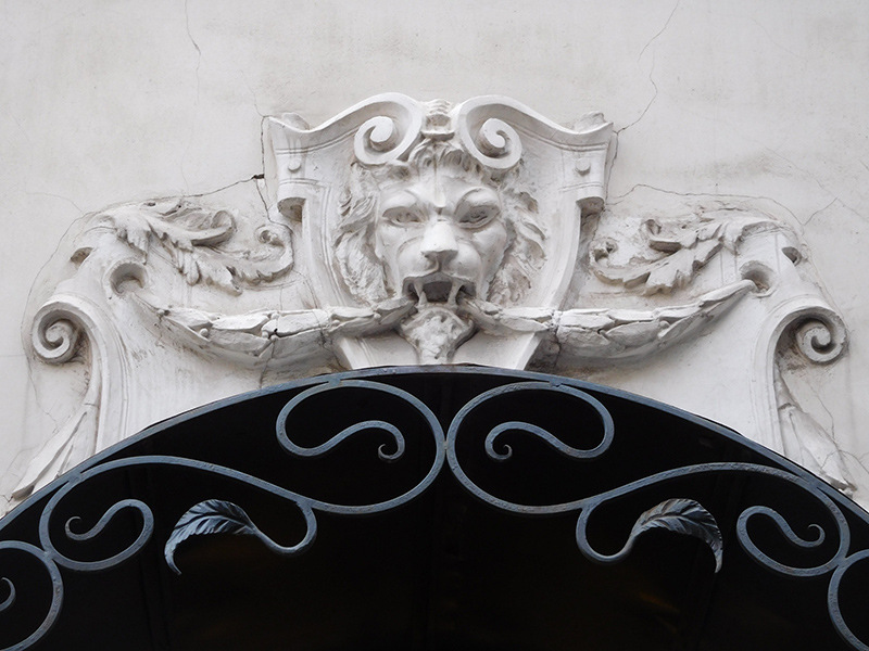 Денежный переулок, 7, стр.1 - декор в виде маски льва