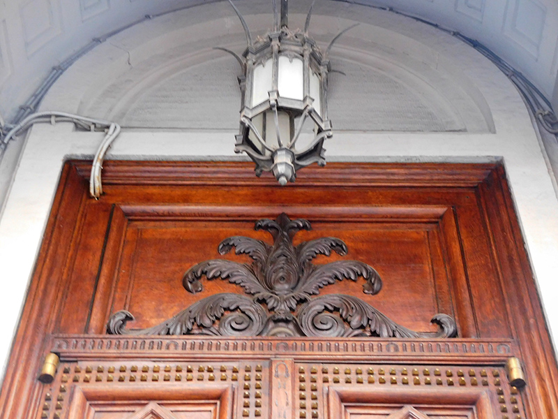 Денежный переулок, д.5 - Фонарь над парадными дверями в особняк