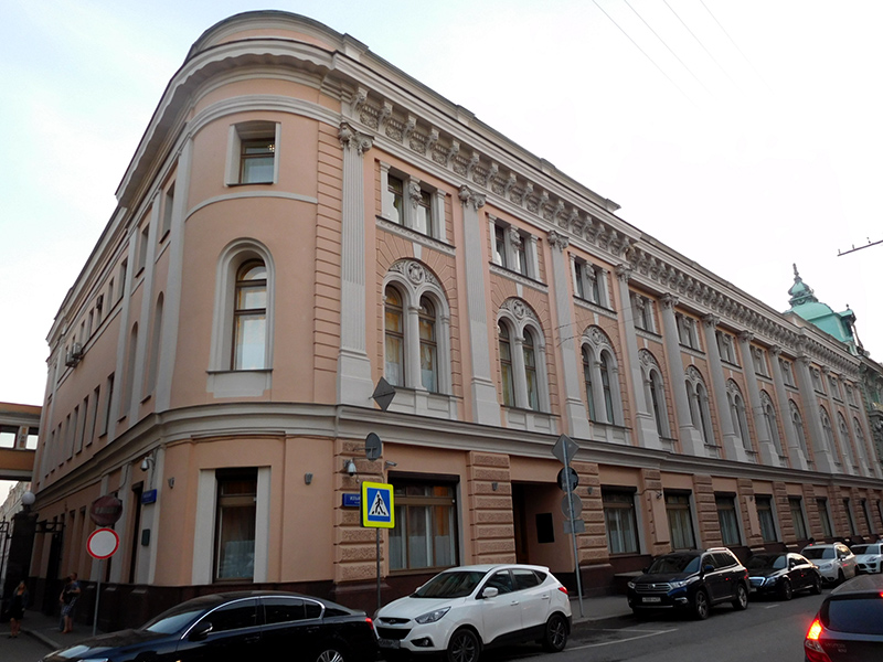 На фото здание по улице Ильинка, 10 в Москве