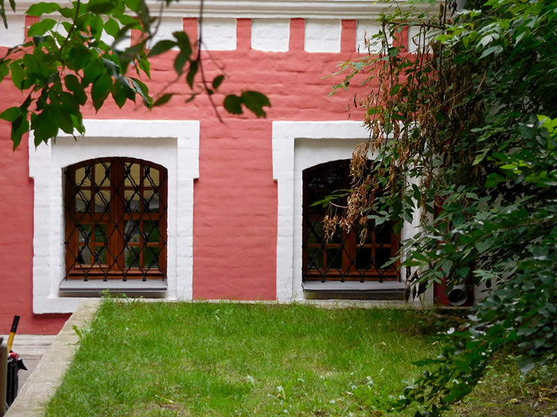 Окна нижнего уровня на палатах XVII-XVIII века на Пятницкой, 13
