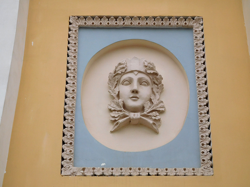 Лепной декор в виде маски на фасаде дома по Пятницкой, 19