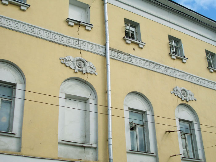 Фасад дома по улице Маросейке, 11 в Москве