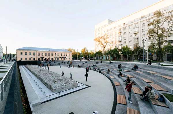 Хохловская площадь в Москве с амфитеатром и фрагментом стены Белого города