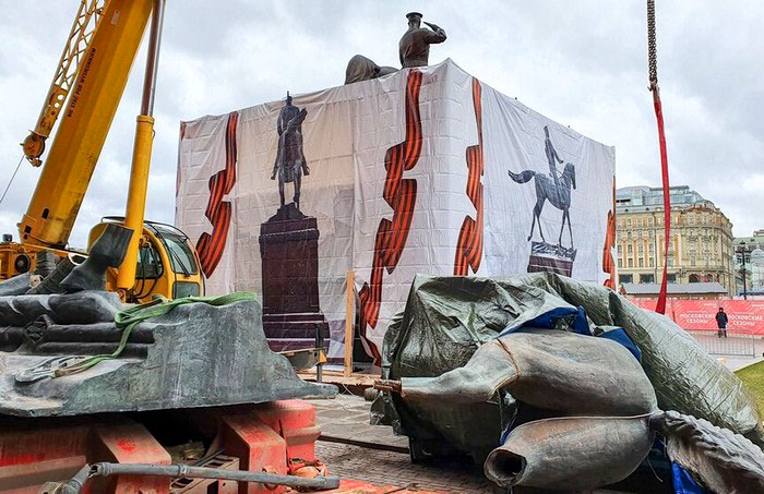 Демонтированный памятник Жукову в Москве