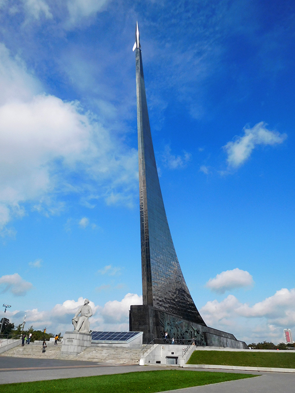 Монумент покорителям космоса: взмывшая ввысь стела и памятник Циалковскому