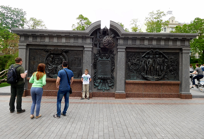 Барельеф у подножия постамента памятника Александру Первому в Москве