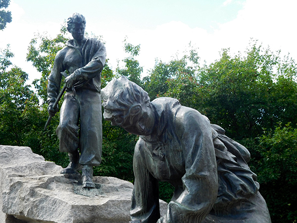 Памятник альпинистам в Лужниках: скульптурная группа