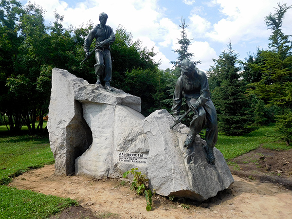Памятник альпинистам в Лужниках в Москве
