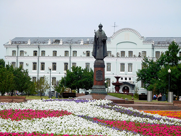 Памятник святому Даниилу Московскому на фото