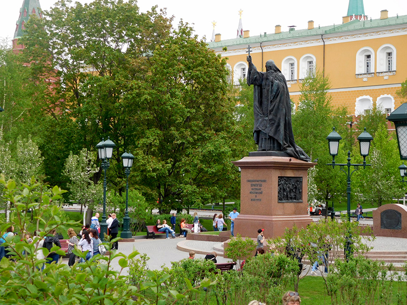 Памятник Гермогену в Александровском саду