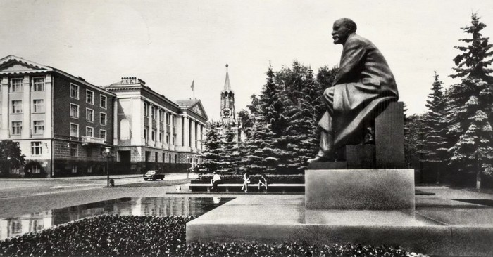 Памятник Ленину в Кремле на старом фото