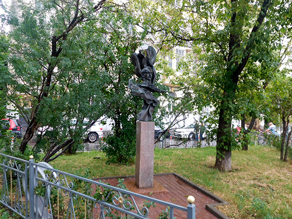 Памятник-бюст Лермонтову на улице Малой Молчановке