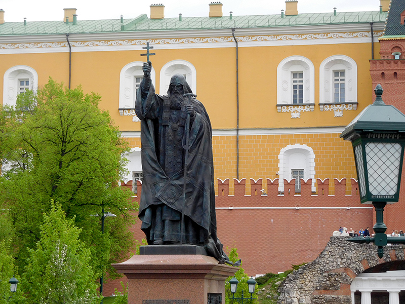 Памятник патриарху Гермогену в Москве