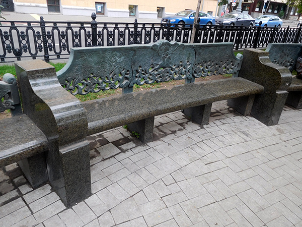 Памятник Сергею Есенину - фото стилизованных скамеек для отдыха