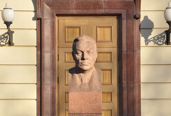 Памятник академику Байкову в городе Москве
