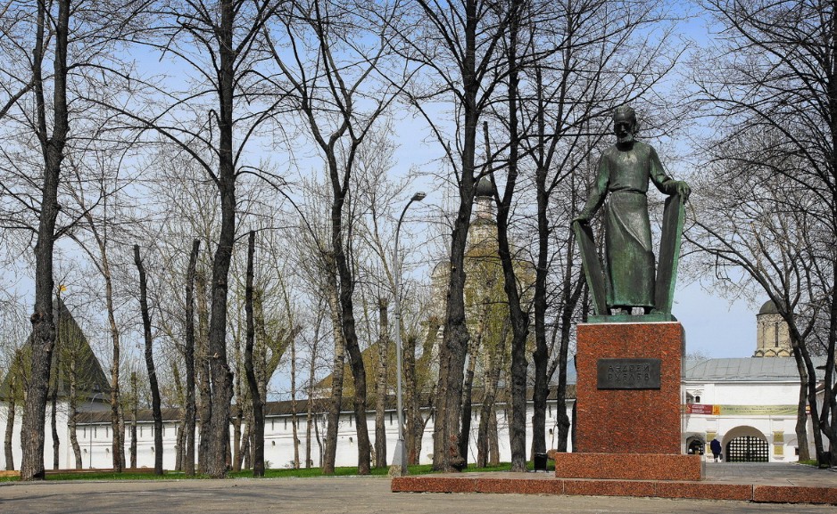Памятник Андрею Рублеву у Спасо-Андроникова монастыря в городе Москве