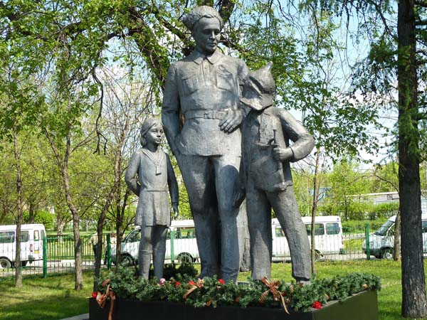 Памятник Гайдару в парке Шкулева в Москве