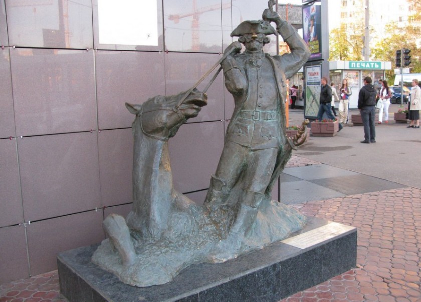 Памятник барону Мюнхгаузену в городе Москве