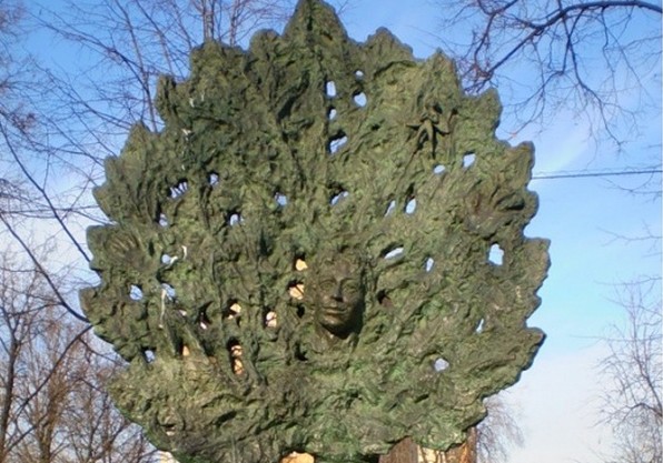 Памятник дерево любви в Хамовниках в Москве