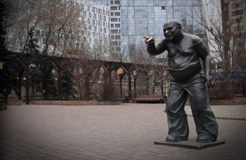 Памятник доценту на Мосфильмовской в Москве