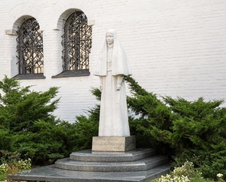 Памятник Елизавете Федоровне в Марфо-Мариинской обители в Москве