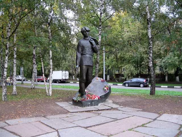 Памятник Сергею Есенину на Есенинском бульваре в Москве