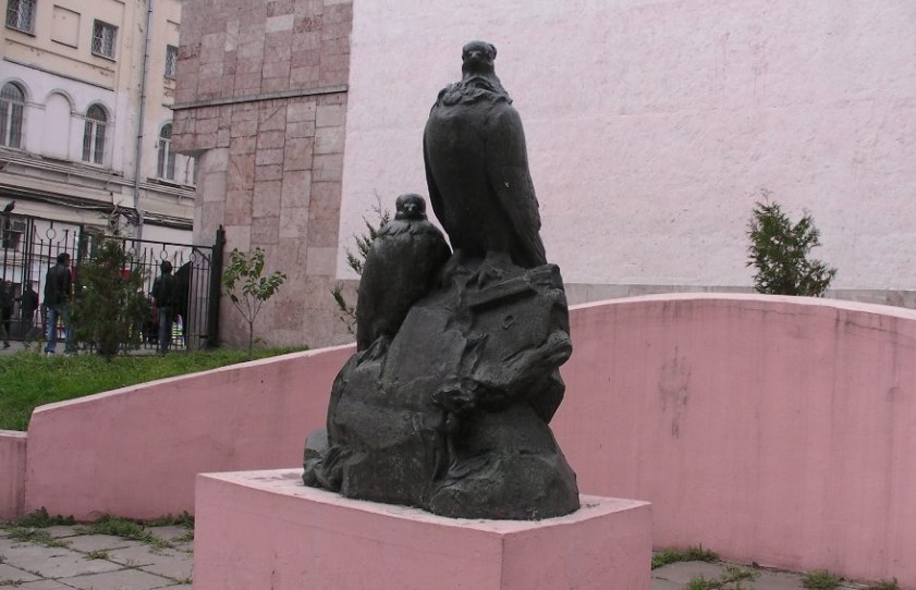 Памятник голубям в Москве у здания ЦДРИ