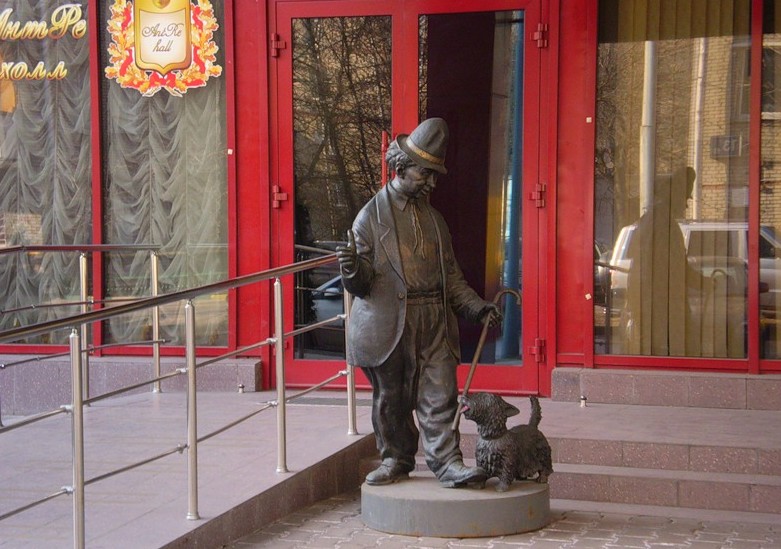 Памятник клоуну Карандашу и Кляксе в городе Москве