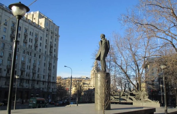 Памятник Лермонтову в Москве у Красных Ворот