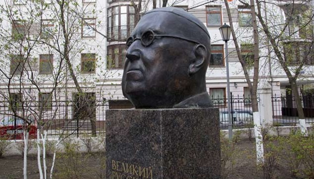 Памятник Лосеву в городе Москве на Арбате